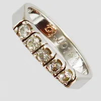 Ring med diamanter enligt gravyr 0,25ct, stl 15¾, bredd ca 3,3mm, BÖS, gravyr, vitguld 18K Vikt: 3,9 g