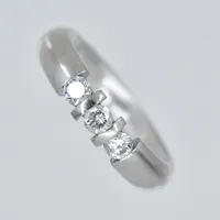 Ring, diamanter ca 3x0,15ct, stl.17½, vitguld bör omrodieras, 18K Vikt: 8,8 g