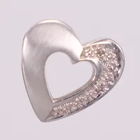 Hänge hjärta i vitguld med diamanter 0,015ctv enligt gravyr, ca 16x16mm. 18K  Vikt: 2,7 g