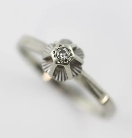 Ring med diamant 0,02ct, stl 15½mm, bredd ca 1,5 mm, 18k vitguld Vikt: 1,5 g