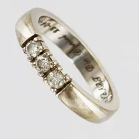 Ring CHANTI, med 3 diamanter ca totalt 0,20ct, graverad, stl: 16, finns för visning på Östermalms kontoret, 14K Vikt: 4,2 g