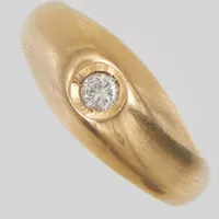 Ring, Ø15¾, briljantslipad diamant ca0,09ct, bredd:3,5-7mm, importstämplad, 18K Vikt: 4,9 g