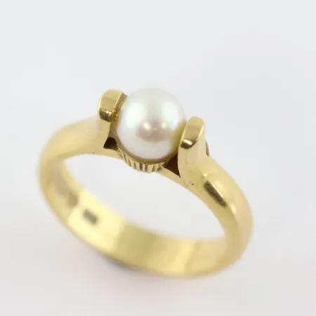 Ring med pärla Ø 6,4mm, stl 17½mm, bredd ca 4 mm, 18k  Vikt: 6,8 g