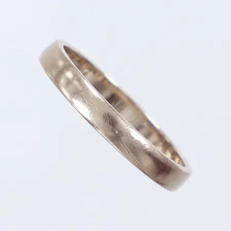 Ring, Ø 16½, slät, bredd 2,6mm, gravyr, vitguld, 18K Vikt: 2,3 g
