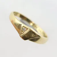Ring med diamant 0,02ct enligt inskription, stl 17 mm, bredd ca 1,8-6mm, 1995, BEH Bengt Hallberg Guldsmeds AB Köping 1995, 18k Vikt: 2 g