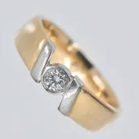Ring, diamant 0,15ct enl.gravyr, stl 16½, graverad, repig skena, 18K Vikt: 5,8 g