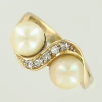 Ring vitguld med odlade sötvattenpärlor, ca Ø7mm, 8/8-slipade diamanter ca 5x0,015-0,02ct, stl 17¼, bredd 3-10mm, behov av omrodiering. 18K  Vikt: 5,4 g
