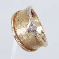 Ring, Ø16¾, bredd 3-11,5mm, diamant ca 0,02ct, 14K Vikt: 6 g