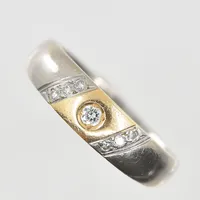 Ring med diamanter 6x0,01ct och 1x0,05ct, stl 18, bredd 3-5 mm, gravyr, vitguld och gulguld, 18k. Vikt: 4,6 g