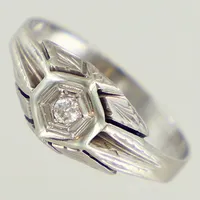 Ring med diamant ca 0,05ct, stl 18¼, bredd ca 3-18mm, vitguld. 18K  Vikt: 3,6 g