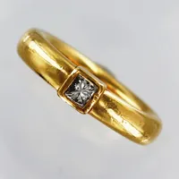 Ring, W.A. Bolin, med prinsesslipad diamant ca 0,25ct, kvalitet ca W(H)/VS, stl:16¾,  Stockholm år 1996. 18K guld Vikt: 9,5 g