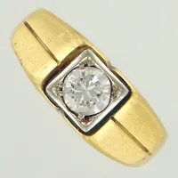 Ring med diamant ca 0,65ct ca Cr(J)/P, slipad kulett, stl 19½, bredd ca 3-8,5mm, tvåfärgad, något ojämn, löst infattad. 18K  Vikt: 6,8 g