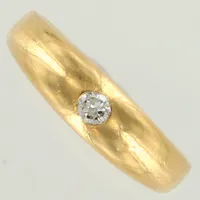 Ring med gammalslipaddiamant ca 0,10ct, stl 18¾, bredd ca 2,5-5,5mm, Stockholm, troligen år 1950, något skev. 18K  Vikt: 6,4 g