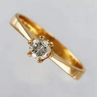 Ring med briljantslipad diamant, 0,28ct enligt gravyr, kvalitet ca W(H)/VS, stl: 16¼, gravyr, tillverkad av Guldfynd AB, 18K guld Vikt: 2,8 g