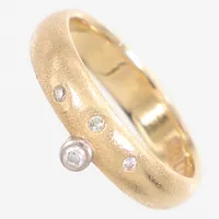 Ring, stl 17, diamanter 1 x ca 0,03ct samt 3 x ca 0,01ct, bredd: 4,5-6mm, svenska kontroll stämplar, tvåfärgad, 18K Vikt: 5 g