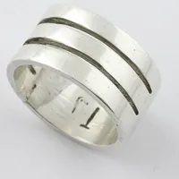 Ring , stl 20 ½, bredd ca 13,1 mm, silver 925/1000 Vikt: 15,1 g