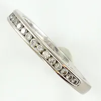 Ring med små diamanter totalt ca 0,16ct, Guldfynd, stl 15, bredd 2,1mm, vitguld, gravyr, 18K Vikt: 2,2 g