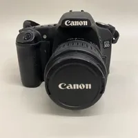 Systemkamera Canon EOS 30D, DS126131, serienr 0530405740, objektiv Canon EFS 18-55mm 1:3.5-5.6, serienr 9130040442, bruksskick, laddare, inga övriga tillbehör.  Vikt: 0 g Skickas med postpaket.