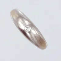 Ring med diamant ca 0,04ct, stl 18¼, bredd 2,6 - 6mm, vitguld, 18K Vikt: 3,5 g