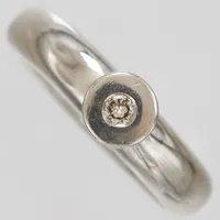 Ring, Ø18, diamant 0,05ct, bredd: 5mm, höjd: 3,5mm, fattningens höjd:7mm, gravyr, vitguld 18K. Vikt: 13,8 g