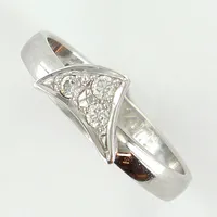 Ring med diamanter totalt 0,075ct, stl 15¼, bredd 2,5mm, vitguld, gravyr, 18K Vikt: 2,4 g