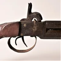 Undanlagd till Niclas 25 mars// Slaglåspistol, dubbelpipig  bockmodell, 1800-talets andra hälft, längd ca 27cm, bruks-och åldersbetingat slitage.  Vikt: 0 g