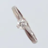 Ring med diamant 0,24ct enligt gravyr, stl 17½, bredd 4,2mm, Örns Juvelatelje, Göteborg 1971, gravyr, vitguld, 18K Vikt: 2,6 g