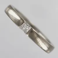Ring med prinsessslipad diamant ca 0,10ct, kvalitet ca TW(F-G)/VS, personlig gravyr, stl: 17, 18K vitguld Vikt: 6,4 g