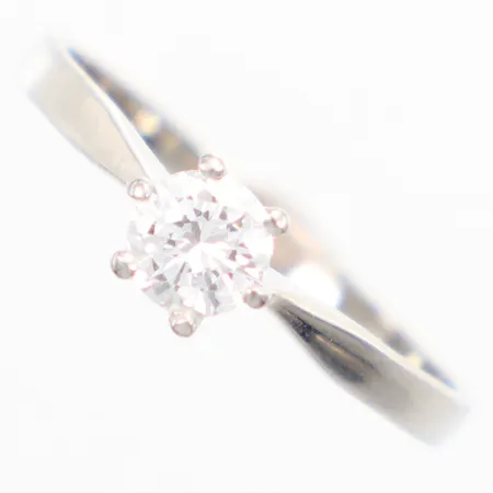 Ring, stl 17, diamant 0,35ct enligt gravyr, ca W(H)/Si, bredd 1,5-5mm, vitguld, 18K  Vikt: 1,8 g