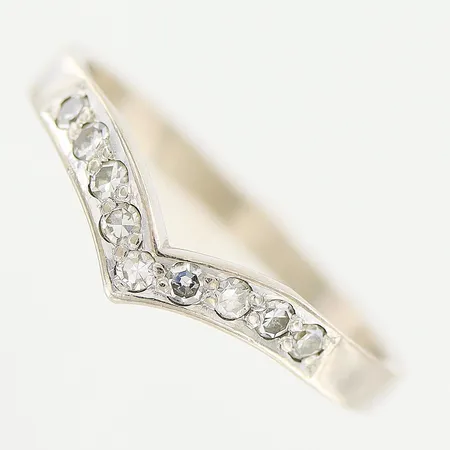 Ring, diamanter 9 x ca 0,02ct, 8/8 slipade, bredd 2mm, stl 17¾-18, vitguld, 18K Vikt: 2,5 g