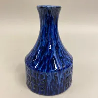 Vas, blå glasyr, Jie Keramik, ca 14cm, Ø9cm, märkt Sweden 311, litet nagg samt litet tillverkningshål vid öppning Vikt: 0 g