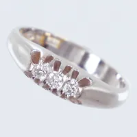 Ring med diamanter, ca 0,12ctv, äldre slipning, stl 18¼, bredd 3 - 5,3mm, sliten rodiering, spricka i skenan, 18K Vikt: 5 g