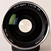  Objektiv, Zeiss, Distagon T*  ZE, F/1,4 35mm, för Canon, serienummer 15834682, med motljusskydd samt filter Hoya UV(C) HMC 72mm, linsskydd fram och bak, kartong, ej ifyllt garantikort, smärre slitage, originalkartong. Vikt: 0 g