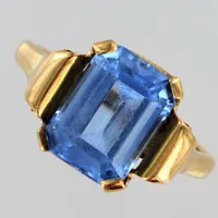 Ring med blå sten, stl 17¼, bredd 1,9 - 11,5mm, sten med slitna facetter, gravyr. 18K Vikt: 4,4 g