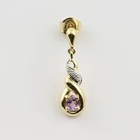Ett udda örhänge med lila sten och diamant, längd 23 mm, 18K Vikt: 1,6 g