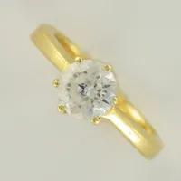 Ring med vit sten, stl ca 15¼, bredd: ca 3-7mm, 18K Vikt: 3,9 g