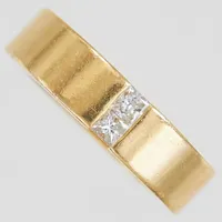 Ring, 2 prinsesslipade diamanter totalt 0,24ctv enligt gravyr, ca TCr-Cr(I-J)/VS2, Engelbert, Ø17¾, bredd: 5,5mm, höjd: 2,5mm, gravyr, 18K.  Vikt: 13,4 g