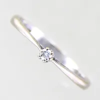 Ring med diamant ca 0,04ct, Stjärnguld Ab Atelje, stl 18, bredd 1-2,2mm, år 1980, vitguld 18K  Vikt: 2,2 g