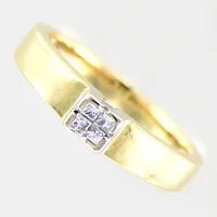 Ring med prinsesslipade diamanter 4xca 0,10ct, Iduna Ab, stl 17¾, bredd 2,8mm, 18K Vikt: 4,4 g