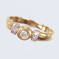 Ring, stl 17¾, diamant 1x ca 0,05ct, 4x ca 0,01ct, bredd 2,4 -5,8mm. GFAB. 18K Vikt: 2,5 g