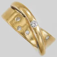 Ring, briljantslipad diamant 1xca0,05ct + 1xca0,02ct + 3xca0,01ct, Ø17, bredd:5-9mm, vitguld/rödguld, 18K. Vikt: 10,2 g