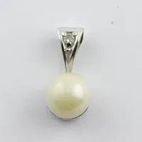 Hänge med pärla och diamant 0,02ct, vitguld, höjd med ögla 13mm 18K Vikt: 1 g
