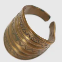 Ring, Kalevala Koru, Vattentecken (Perniö), justerbar storlek, bucklor, bredd 27mm, brons Vikt: 7,7 g