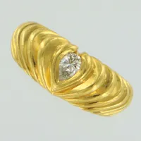 Ring med droppslipad diamant 1x ca0,25ct TW/VS, stl 16½, bredd 4-8mm. 18K Vikt: 8 g