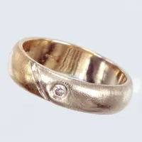 Ring stl 16½, bredd 5mm, diamant 1xca 0,04ct, vitguld/ rödguld. 18K Vikt: 5,3 g