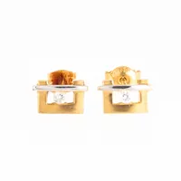 Örhängen i vitt & matterat rött guld 18K med cubic zirconia. De är 8,8 x 5,4 mm och väger 1,7g. 