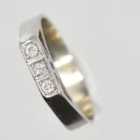 Ring med diamanter ca 0,06ctv, vitguld, Stl 17, bredd 4 mm, 18K. Vikt: 2,7 g