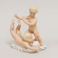 Figurin Wallendorf 1764, Tyskland, barn med boll, 15x12,5cm. Vikt: 0 g