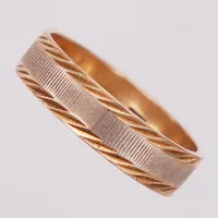 Ring, gul/vitguld, stl 17½, bredd 5mm, 18K Vikt: 3 g