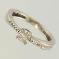 Ring med diamanter ca 0,10ctv, stl 15½, bredd 2-4mm, GHA, vitguld. 18K Vikt: 3 g